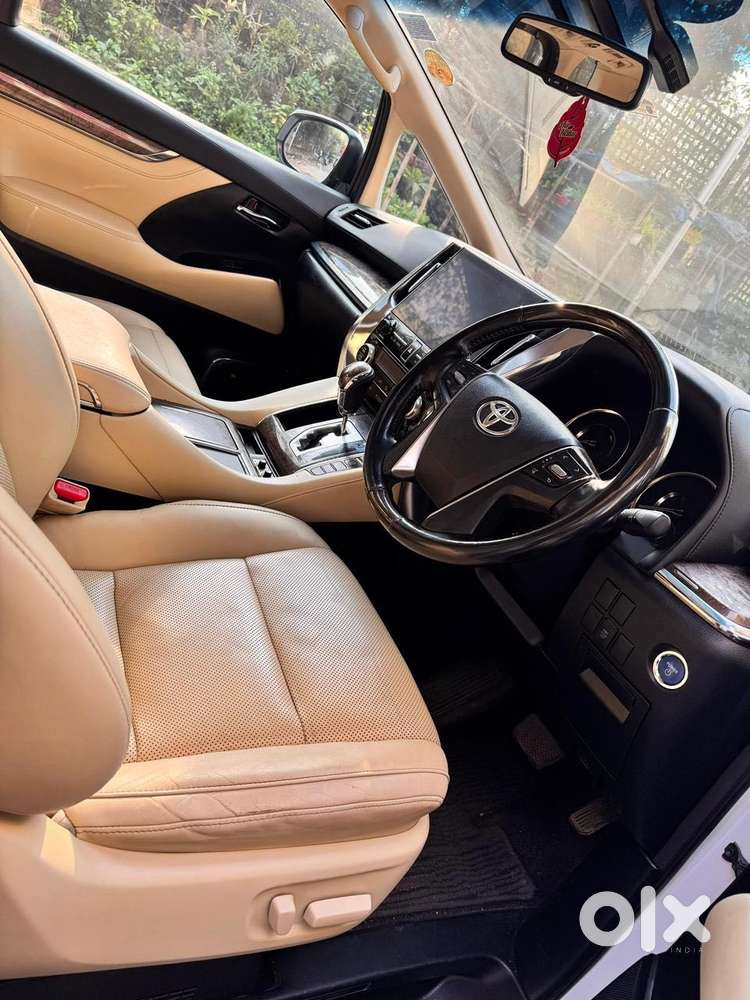 Toyota Vellfire 2.5 Executive Lounge, 2023, Petrol