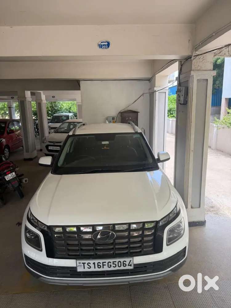 Hyundai Venue 2022 Petrol 25000 Km Driven. Urgent Sale.