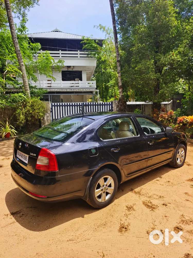 Black Skoda Laura 1.8tsi