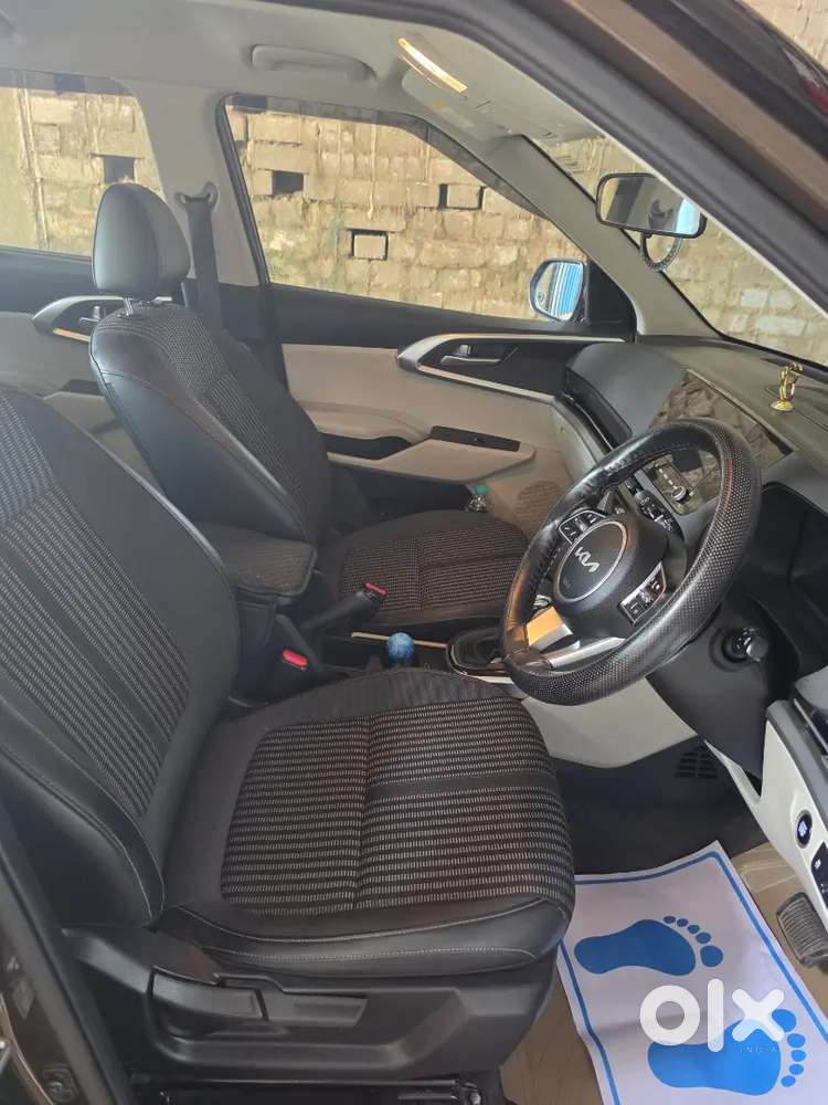 2022 Kia Carens Prestige Plus  Petrol At  31,000 Km