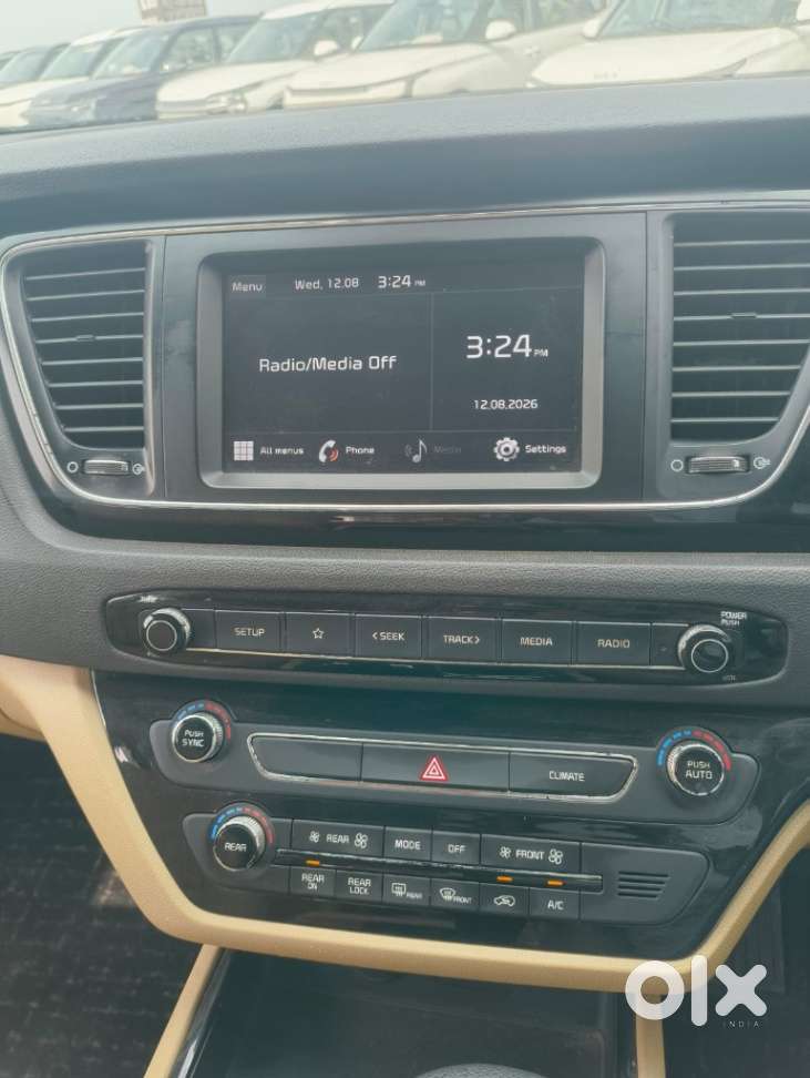 Kia Carnival Premium, 2021, Petrol