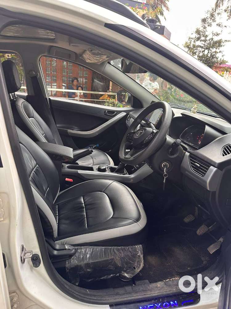 Tata Nexon Xm (sunroof) - Petrol