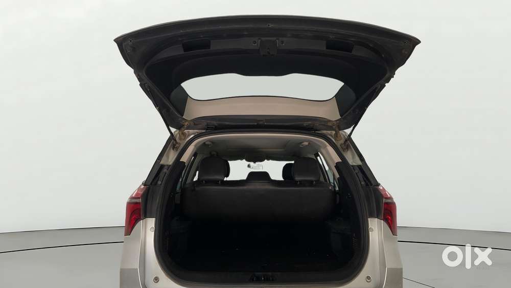 Mahindra Xuv700 2.0 Ax 5 Petrol Mt Str, 2022, Petrol