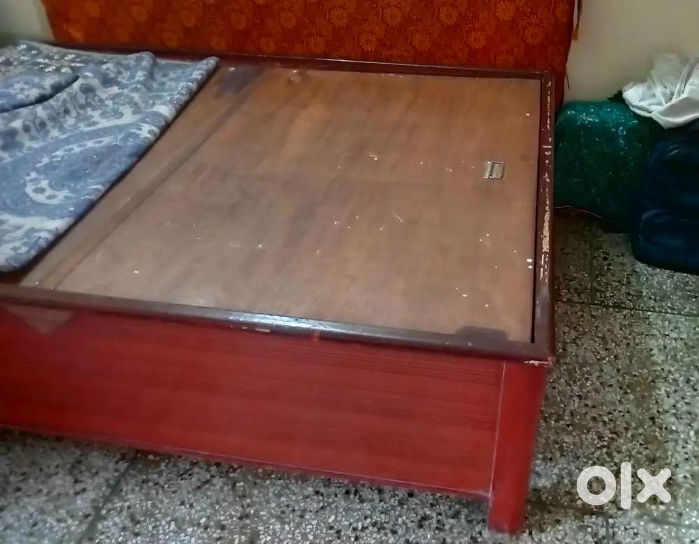 Wooden bed/Diwan bed