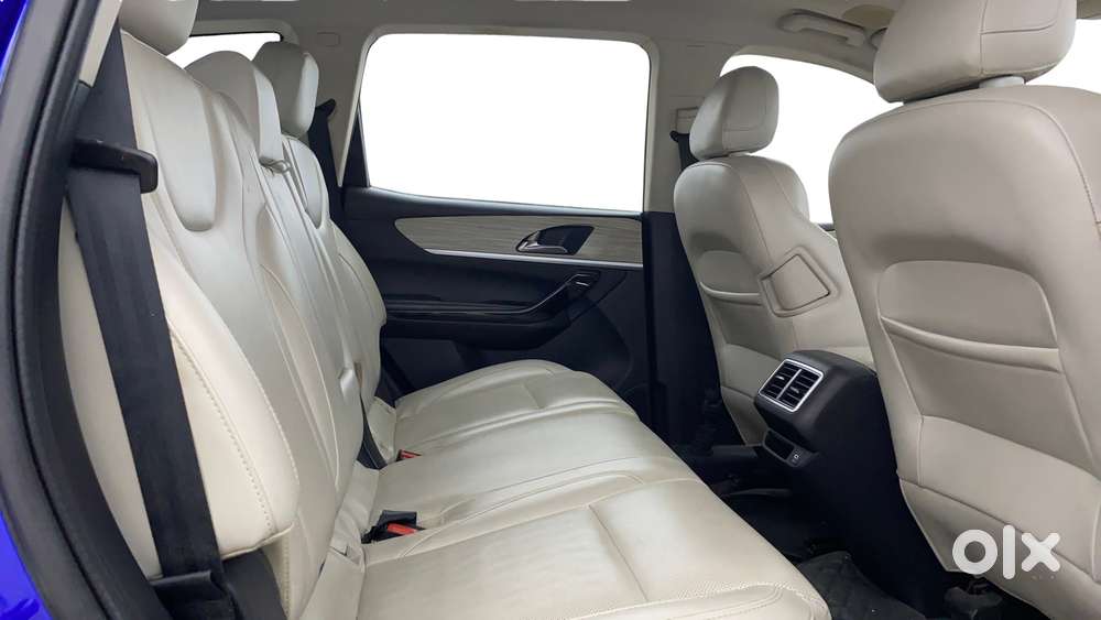 Mahindra Xuv700 2.0 Ax 7 Petrol Mt Str, 2021, Petrol