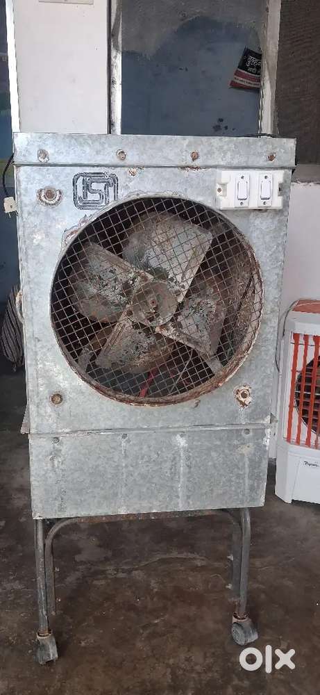 COOLER In very cheap price with movable stand