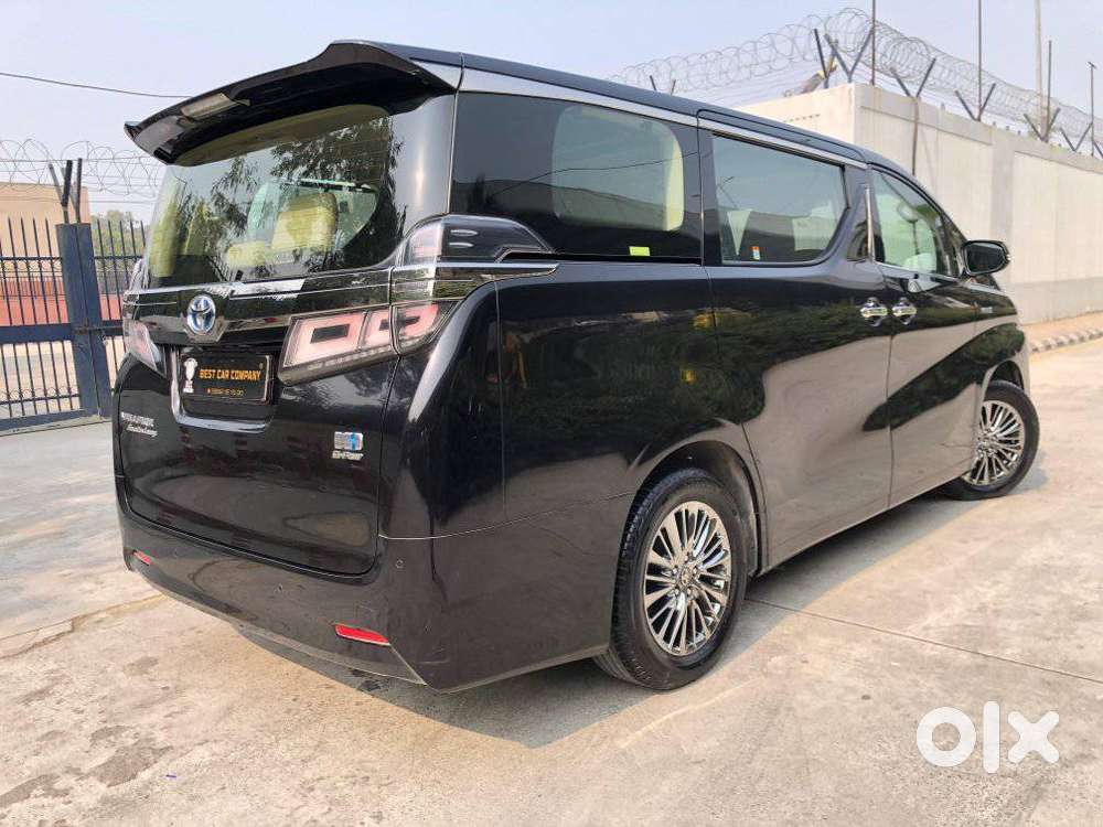 Toyota Vellfire 2.5 Executive Lounge, 2023, Cng & Hybrids