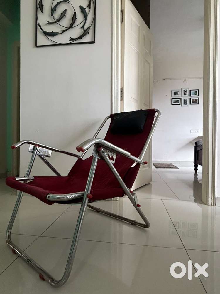 Foldable Recliner Chair – Strong Metal Frame, Great Condition