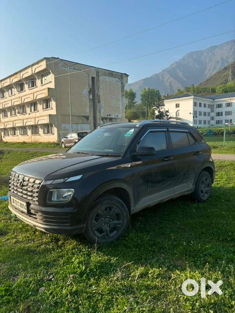 Hyundai Venue 2024 Petrol Well Maintained