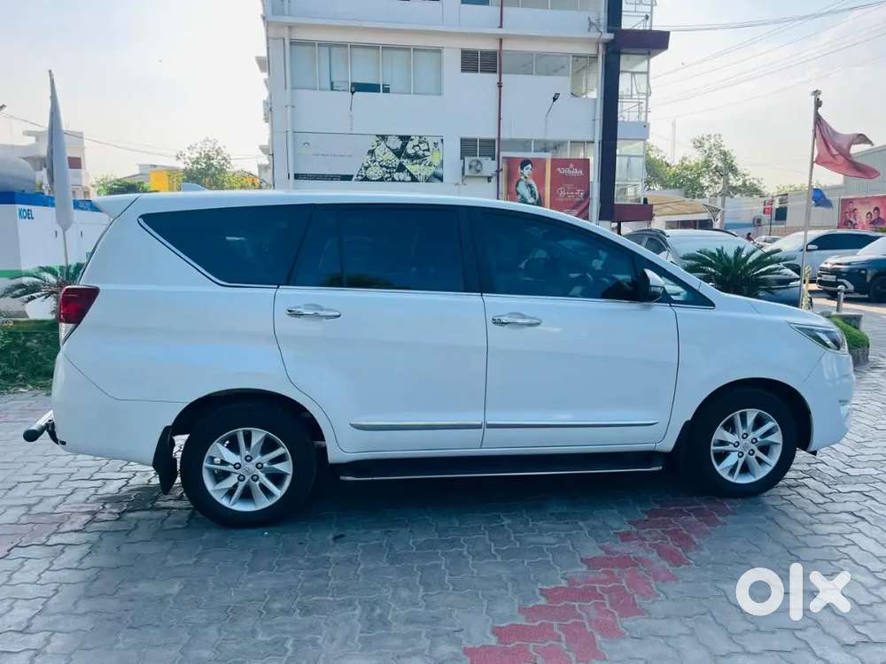 Innova Crysta Gx Plus 8 Seater Platinum White