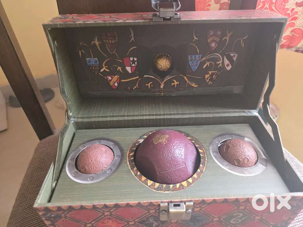 Harry Potter Collectible Quidditch Set – Set Oficial Con Quaffle, Bludgers, Snitch Y Póster, En Maleta Decorativa Con Cerradura, Para Fans De La Saga