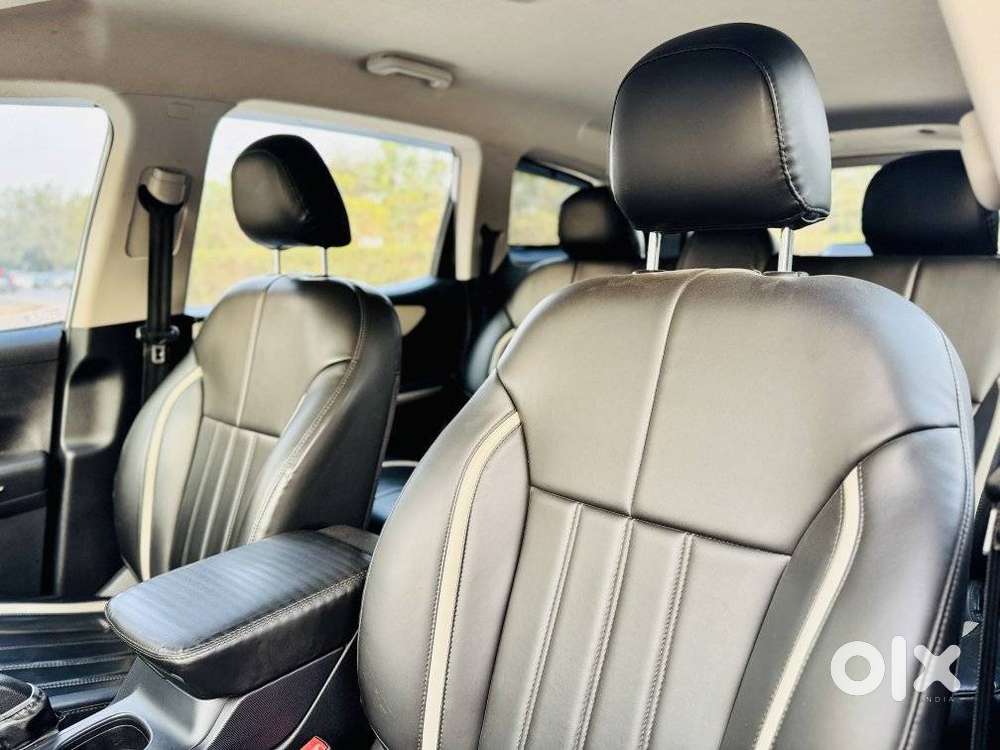 Mahindra Xuv700 2.0 Mx Petrol Mt 5 Str, 2023, Petrol