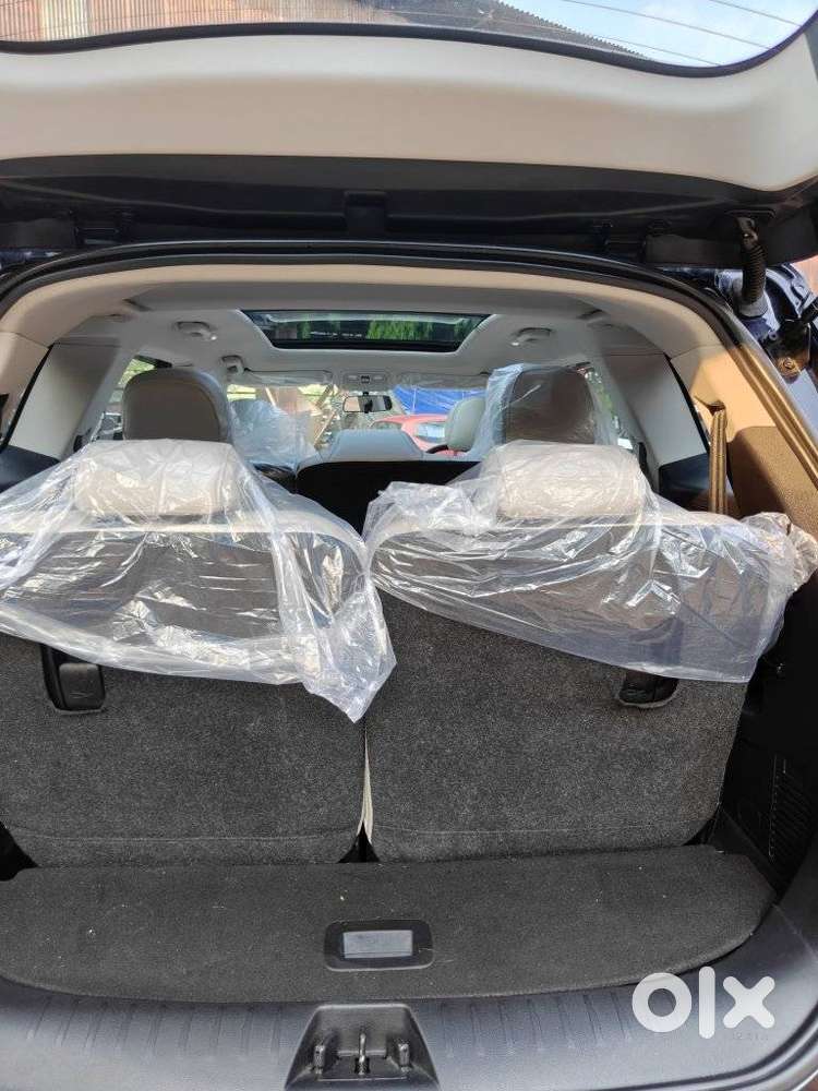 Mahindra Xuv700 2.0 Ax 5 Petrol Mt 7 Str, 2025, Petrol