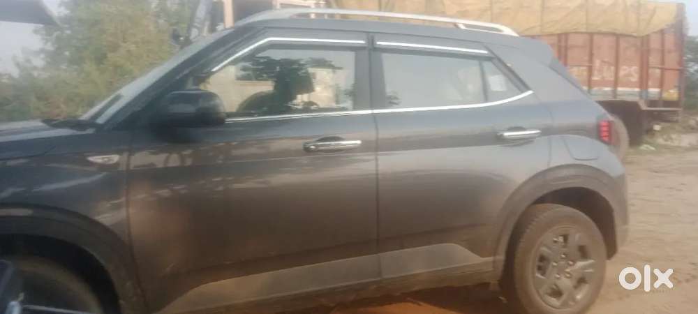 Hyundai Venue 2025 Petrol 21000 Km Driven
