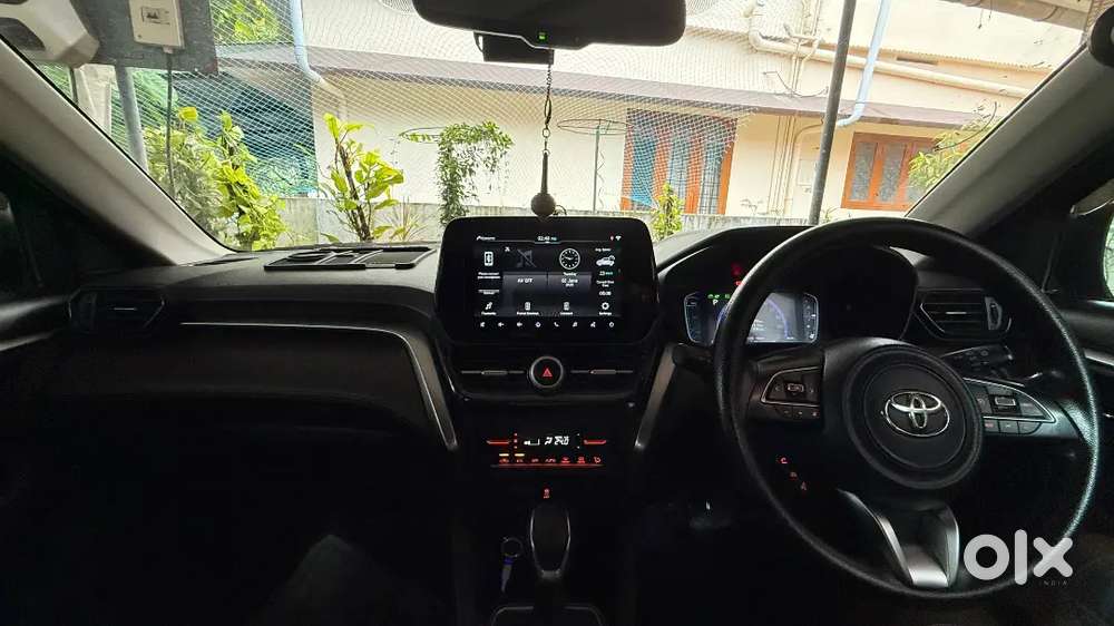 Toyota Hyryder Hybrid G  Fully Hybrid  Dual Tone Red-black  25km/l