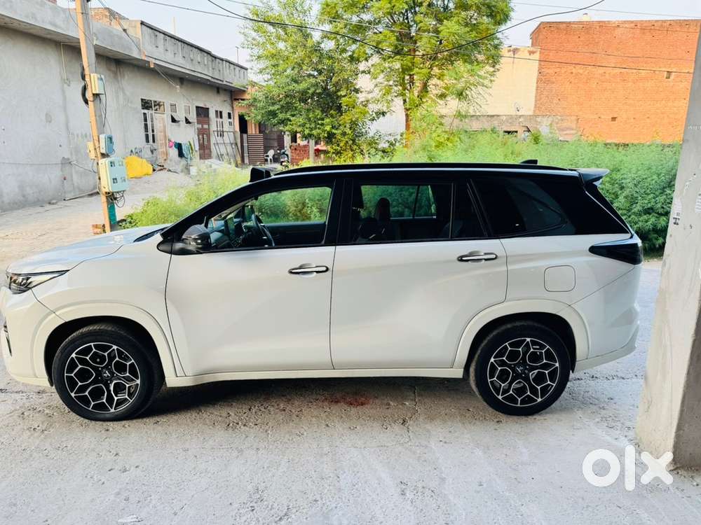 Toyota Innova Hycross 2025