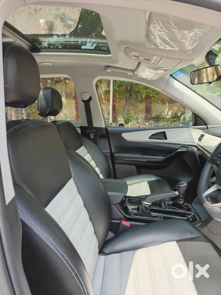Mahindra Xuv700 2.0 Ax 5 Petrol Mt Str, 2023, Petrol