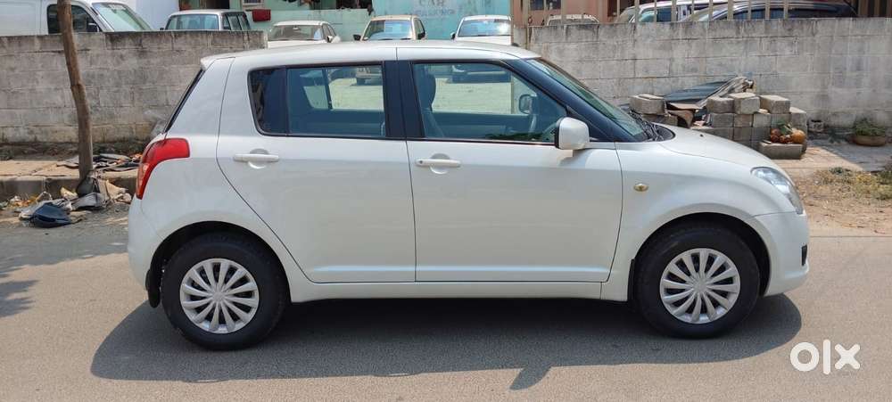 Maruti Suzuki Swift Vxi 1.2 Abs Bs-iv, 2011, Petrol