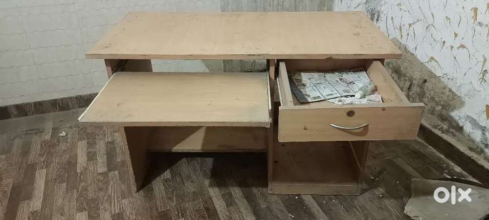 Computer table for sale