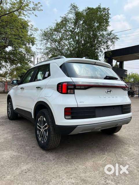 Hyundai Venue Petrol 18000 Km Driven