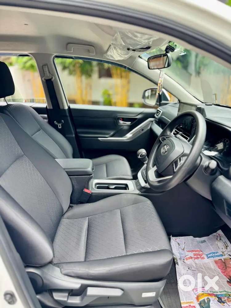 Toyota Innova Hycross 2.0 Petrol 2024