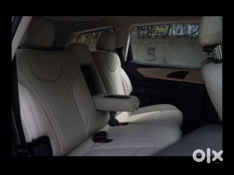 Mahindra Xuv700 2.0 Ax 5 Petrol Mt 7 Str, 2024, Petrol