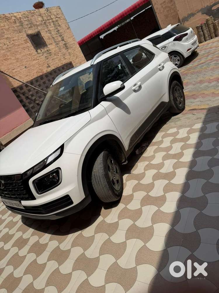 Hyundai Venue 2024 Petrol 30000 Km Driven