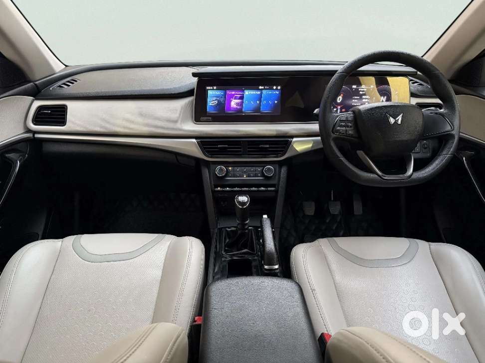 Mahindra Xuv700 Ax 5 Petrol Mt 7 Str (e), 2022, Petrol