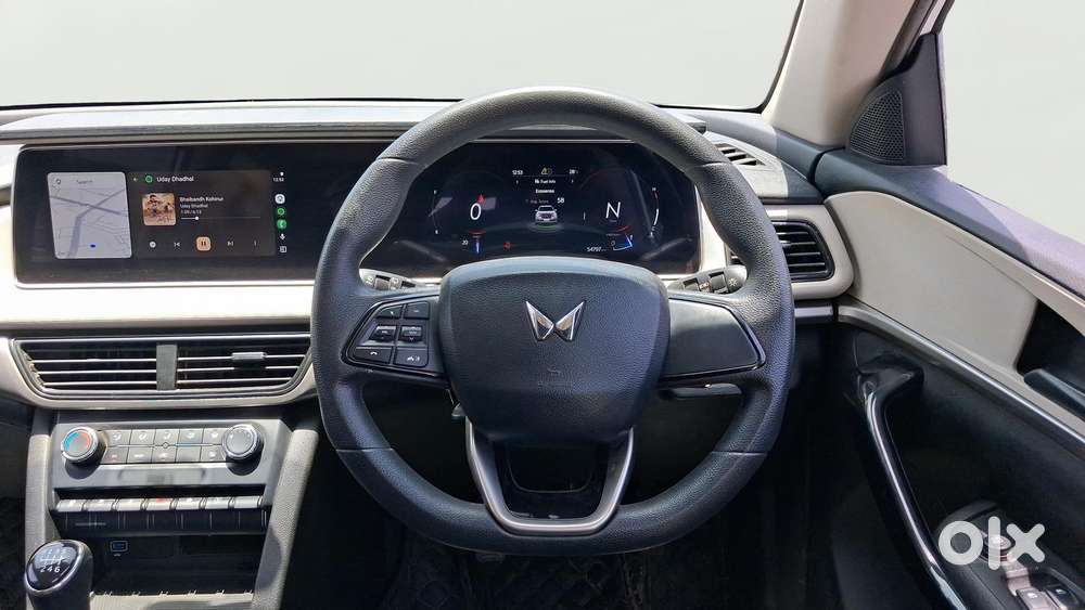 Mahindra Xuv700 2.0 Ax 5 Petrol Mt Str, 2022, Petrol