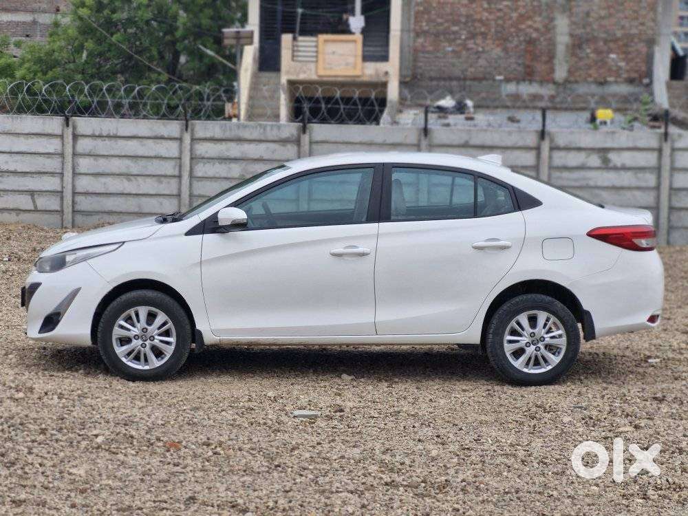 Toyota Yaris V Cvt, 2018, Petrol