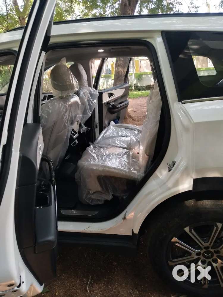 Mahindra Xuv700 2022 Petrol 11999 Kms Driven