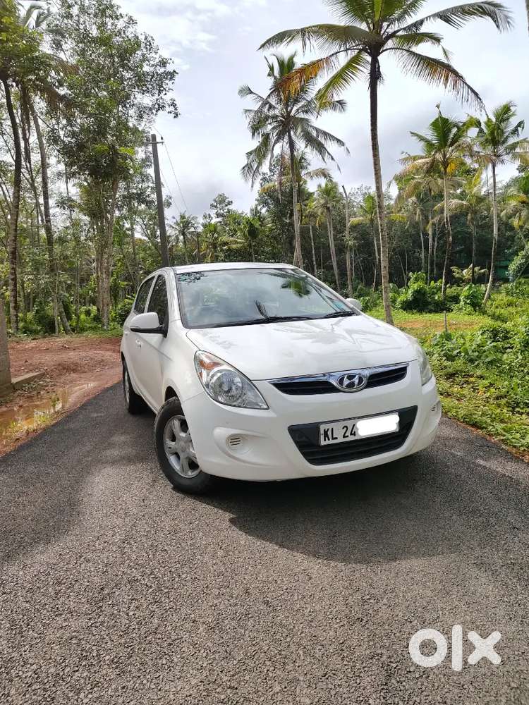 *i20 1.4 Sportz
 *2012 Model
*asking Price:2,50,000
*price Negotiable