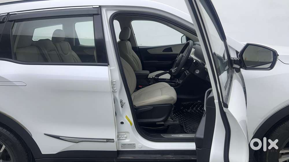 Mahindra Xuv700 2.0 Ax 5 Petrol Mt 7 Str, 2022, Petrol