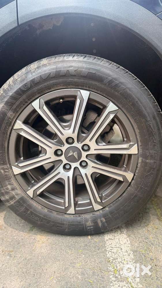 Mahindra Xuv700 2.0 Ax 3 Petrol Mt 5 Str, 2022, Petrol