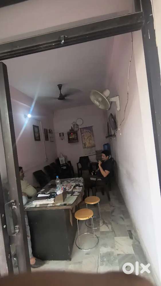 8.5*18.5 ki h shop puri saf h rd complex me h