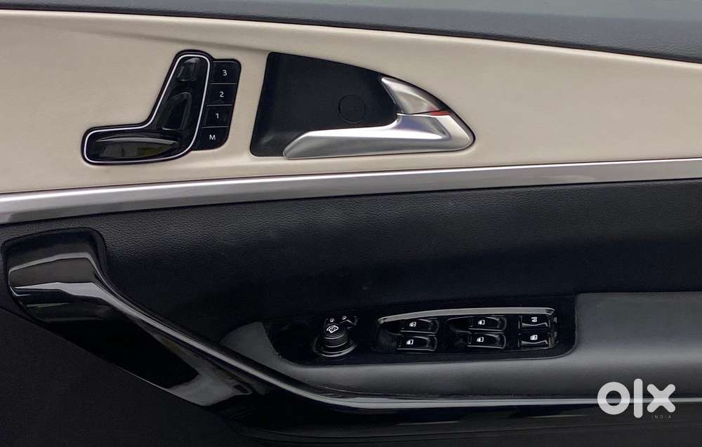 Mahindra Xuv700 2.2 Ax 7 Diesel At Luxury Pack Str Awd, 2022, Diesel