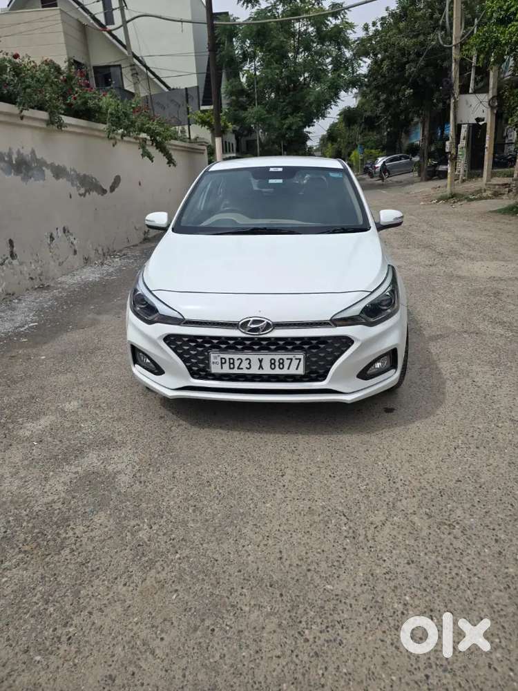 Hyundai I20 Petrol Best In Class 100%genuie Car Less Driven .