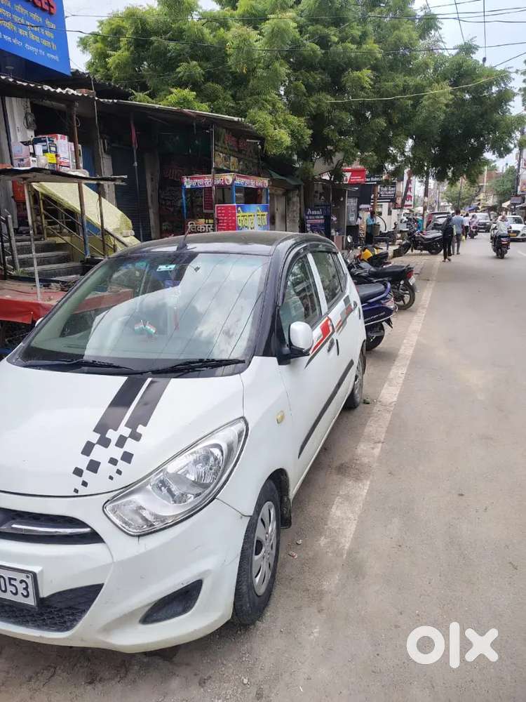 Hyundai I10 Sportz 2011 Well Maintain Condition Mein Hai Cng Laga Huaa