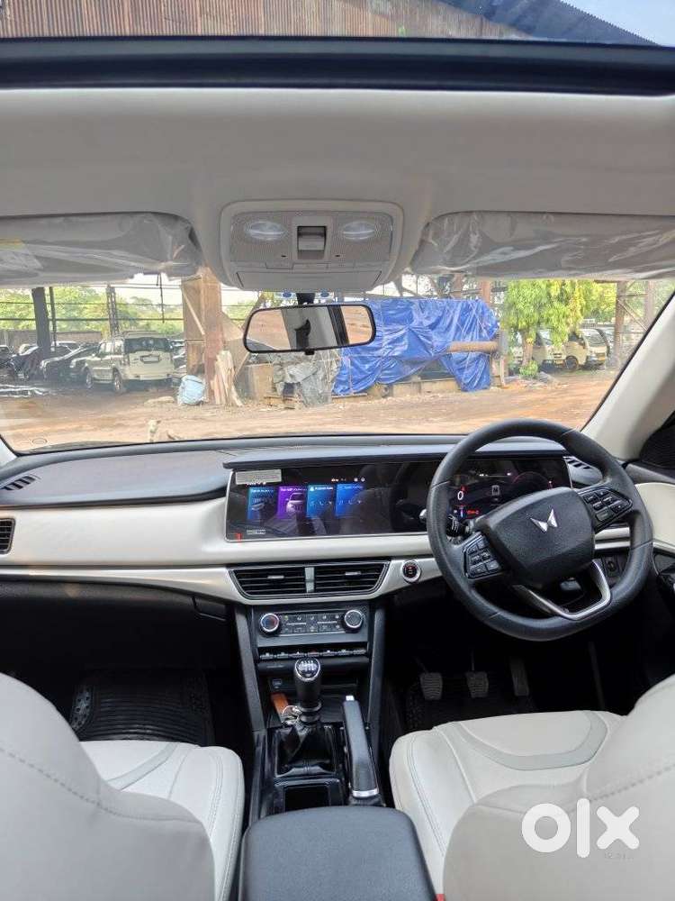 Mahindra Xuv700 2.0 Ax 5 Petrol Mt 7 Str, 2025, Petrol