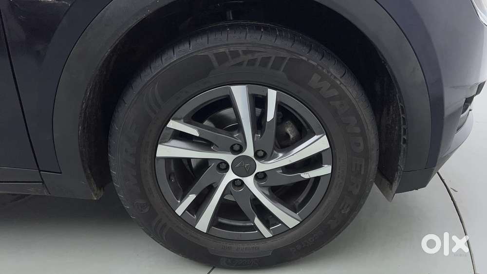 Mahindra Xuv700 2.0 Ax 5 Petrol At Str, 2023, Petrol