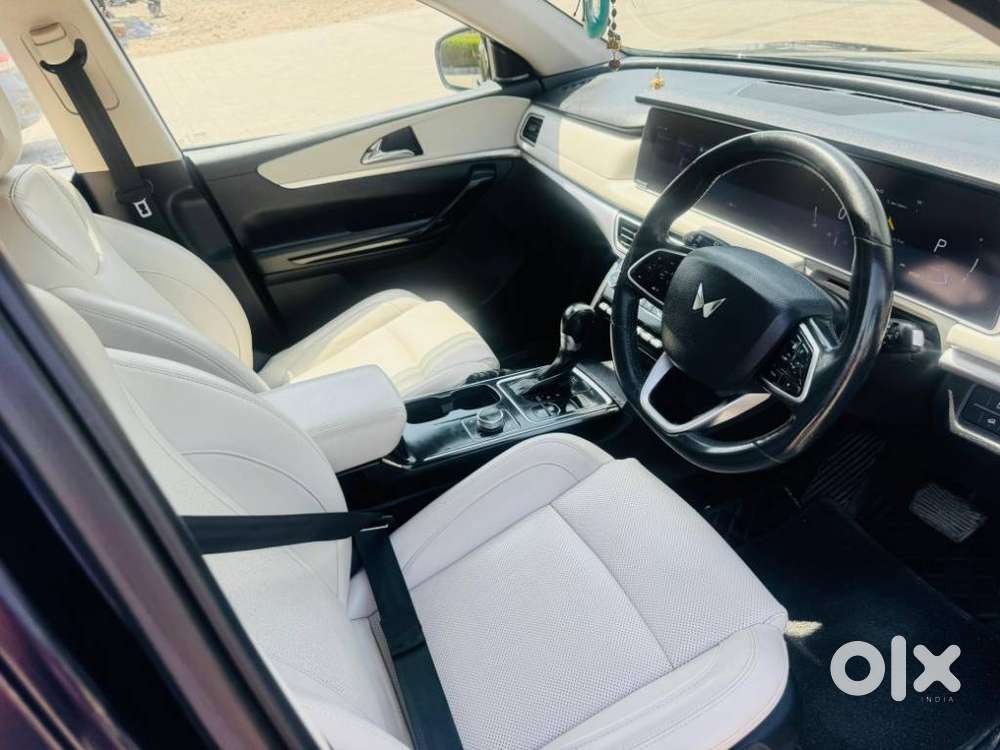 Mahindra Xuv700 2.2 Ax 7 Diesel At Luxury Pack Str Awd, 2022, Diesel