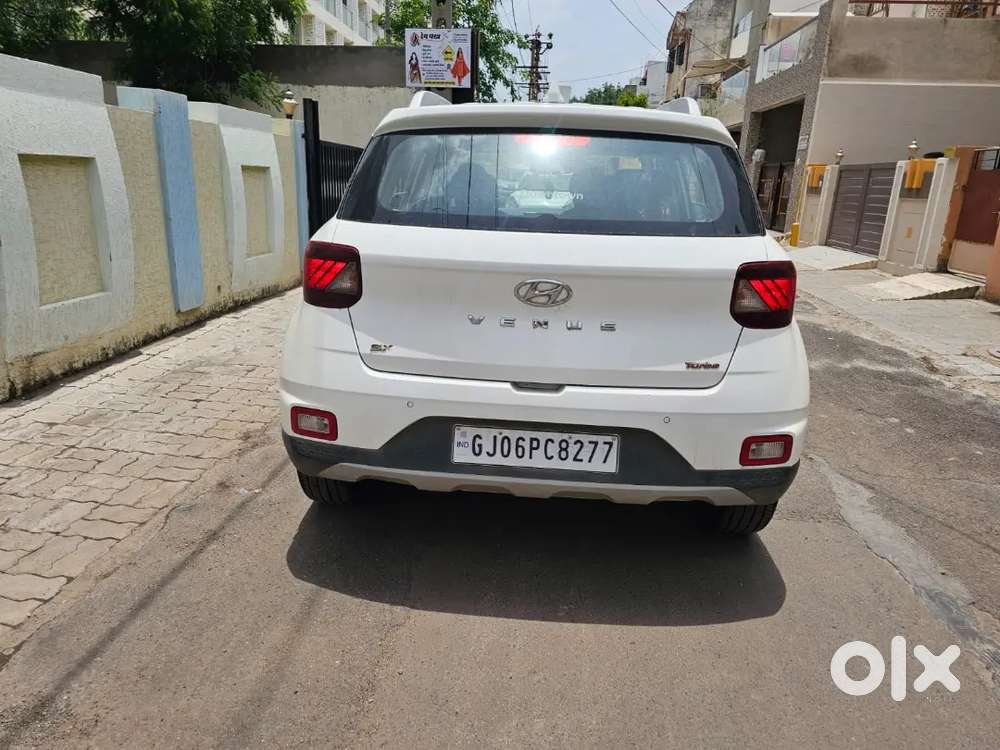 Hyundai Venue 1.0 Turbo Petrol Well Maintained With Sunroof, New Tyres