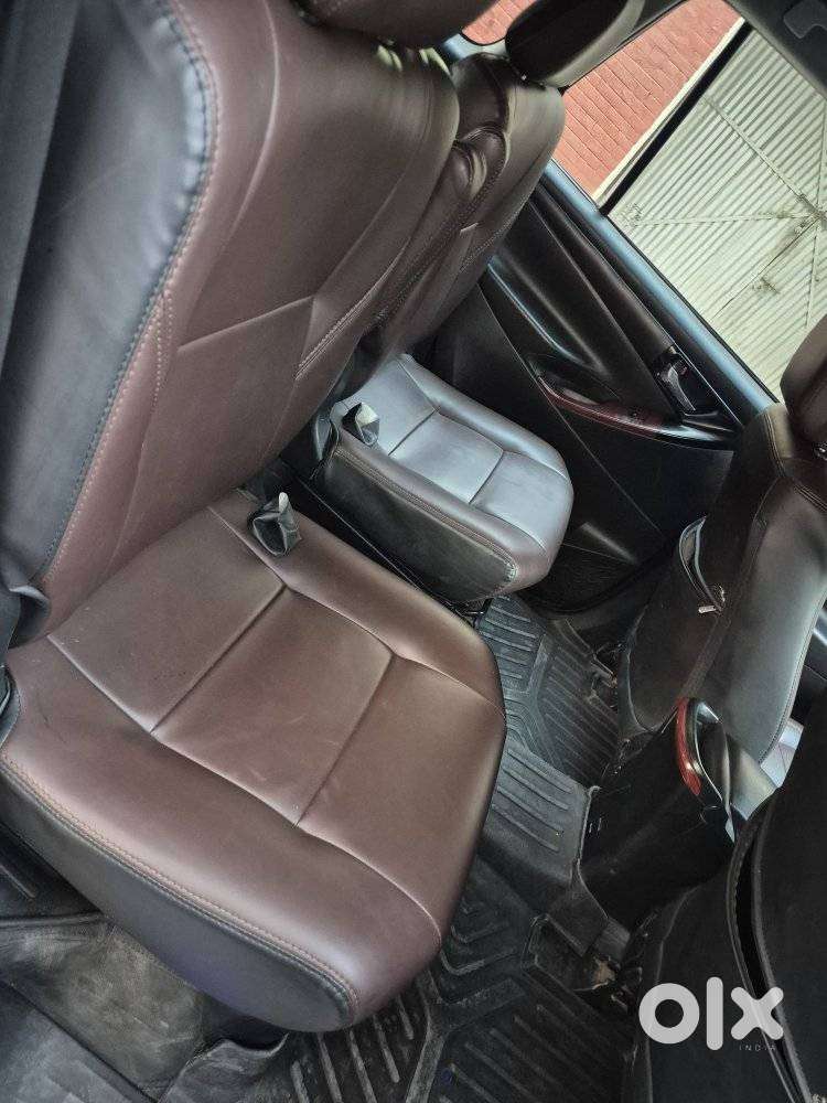 Toyota Innova Crysta 2.4 Gx Mt, 2017