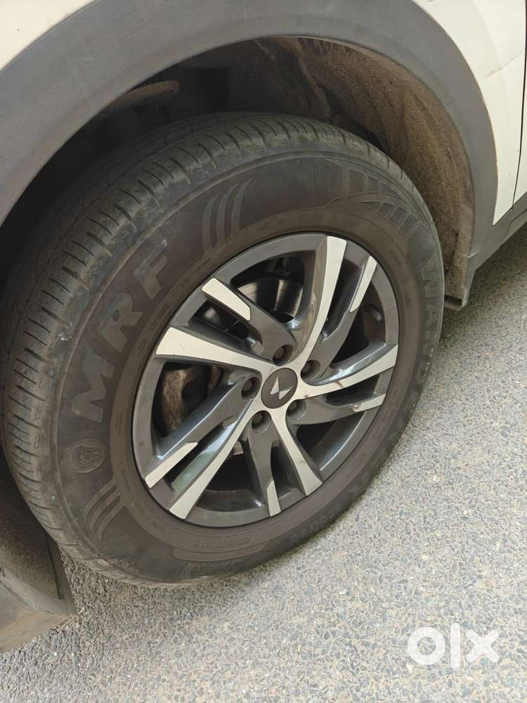 Mahindra Xuv700 2.0 Ax 5 Petrol Mt Str, 2023, Petrol