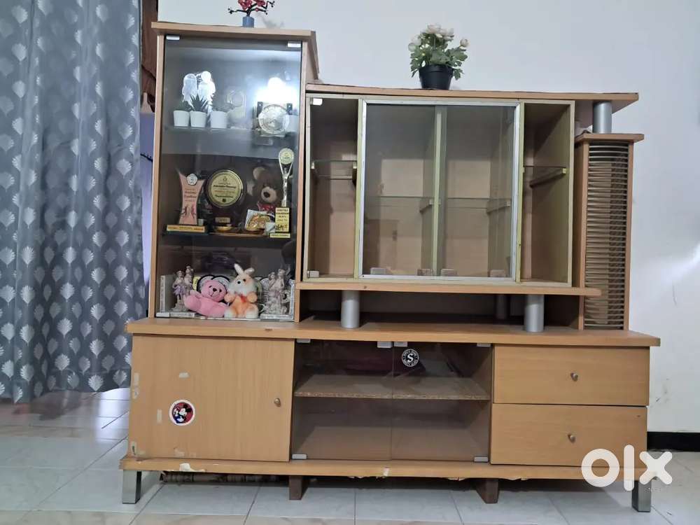 Showcase (Hall storage cabinet)