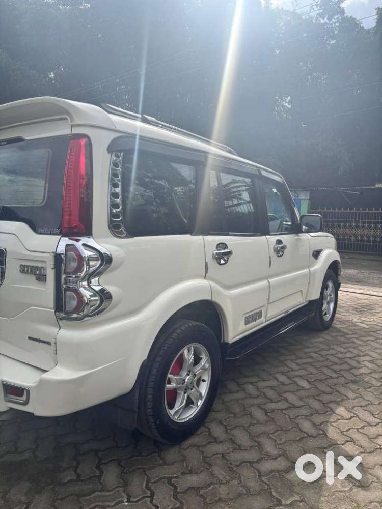 Mahindra Scorpio S10, 2017