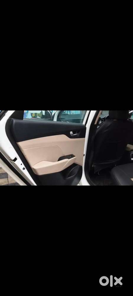 Hyundai Verna Sunroof  White  41,295 Km  ₹9 Lakh- Automatic