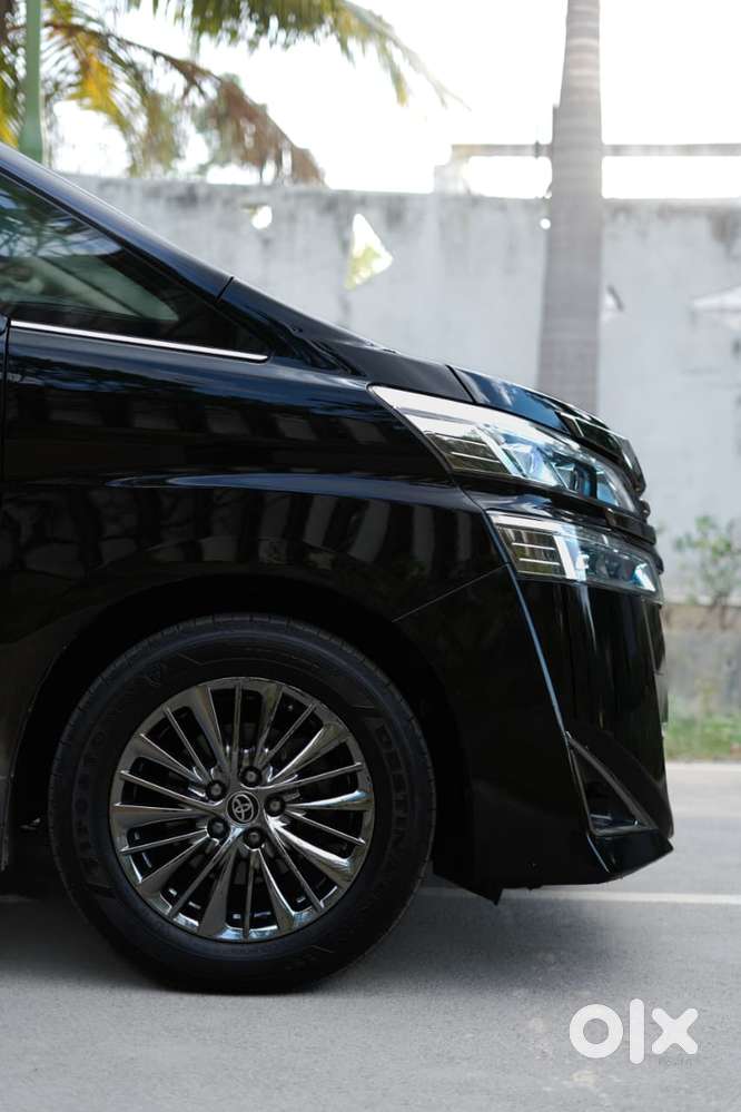 Toyota Vellfire 2.5 Executive Lounge, 2023, Petrol