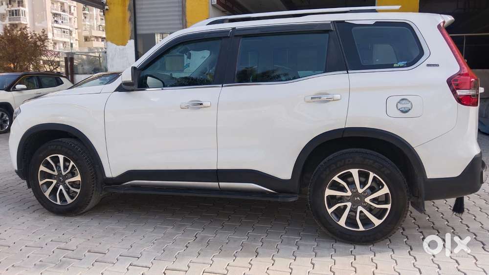 Mahindra Xuv700 2.0 Ax 5 Petrol At Str, 2023, Petrol