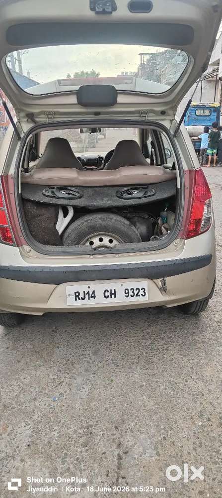 कार में चारों टायर नए हैं और बीमा भी चालू है